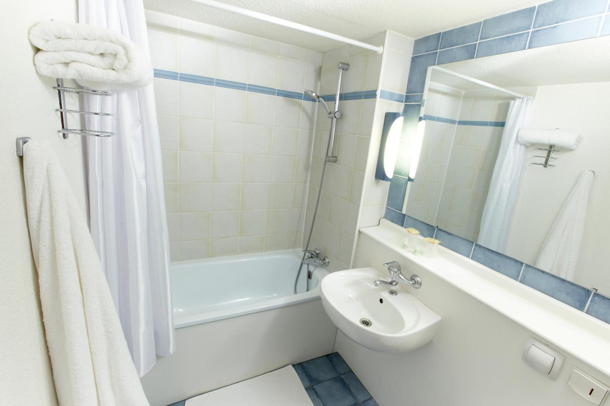 Campanile Cholet Hotel Екстериор снимка