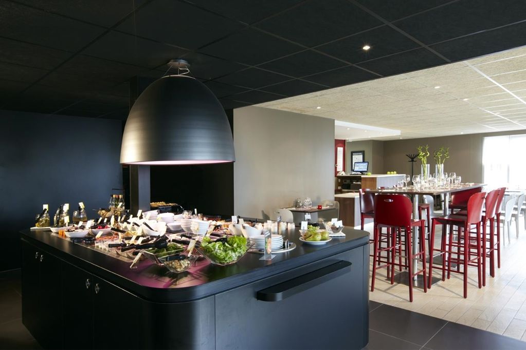 Campanile Cholet Hotel Ресторант снимка