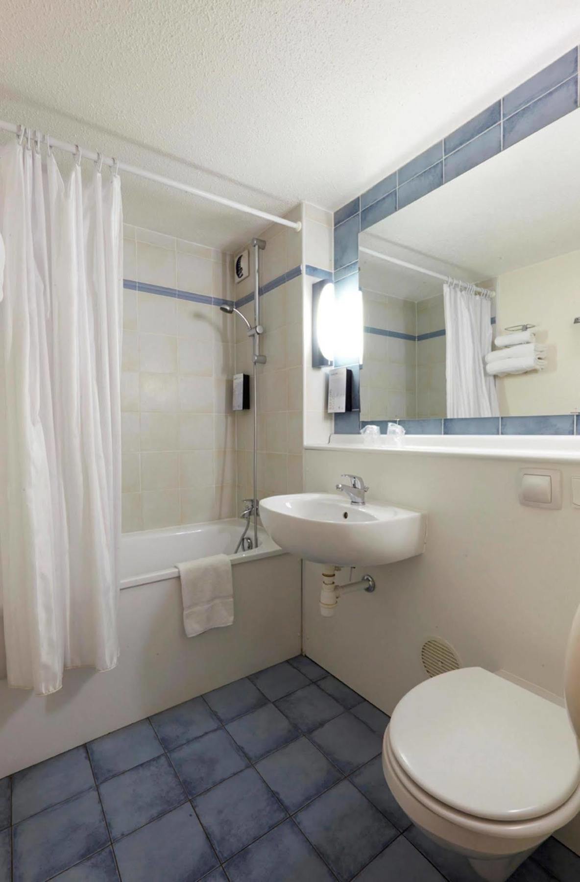 Campanile Cholet Hotel Екстериор снимка